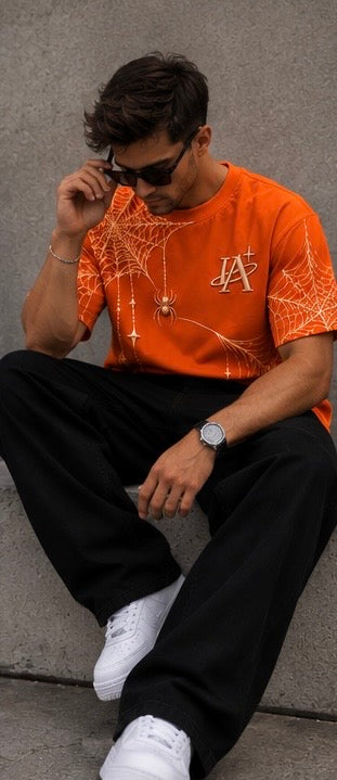 T-shirt Spider orange IA ROYALE : porté en position assise