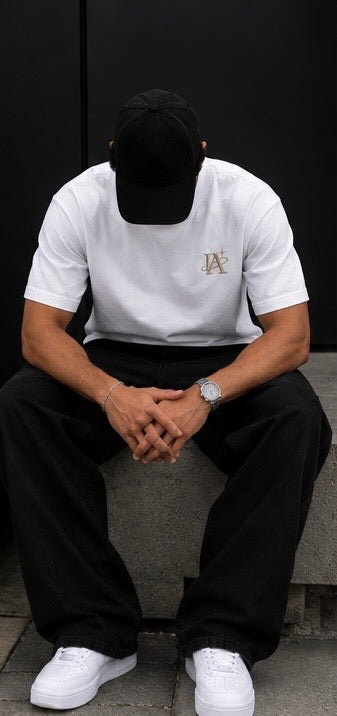T-shirt blanc IA ROYALE : porté en position assise