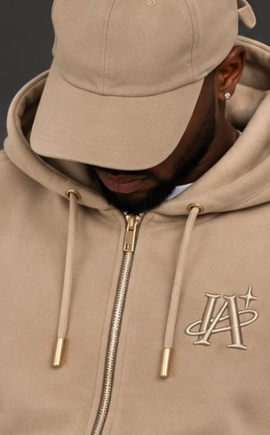 Ensemble beige IA ROYALE : détail du sweat à capuche et du logo
