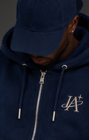 Ensemble bleu IA ROYALE : détail du sweat à capuche et du logo