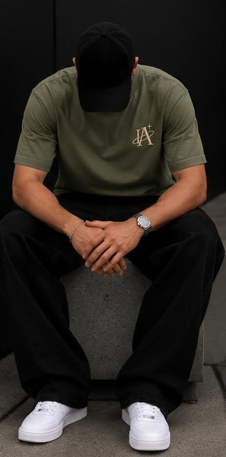 T-shirt vert IA ROYALE : porté en position assise, vue rapprochée