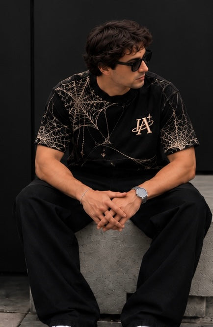 T-shirt Toile d'araignée IA ROYALE : porté en position assise, vue rapprochée