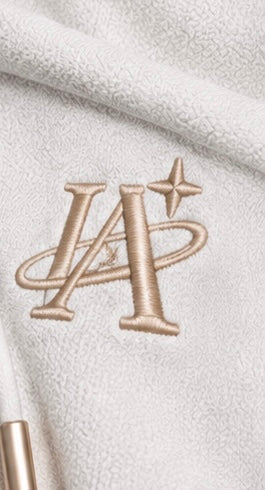 Ensemble blanc IA ROYALE : détail du logo sur le sweat