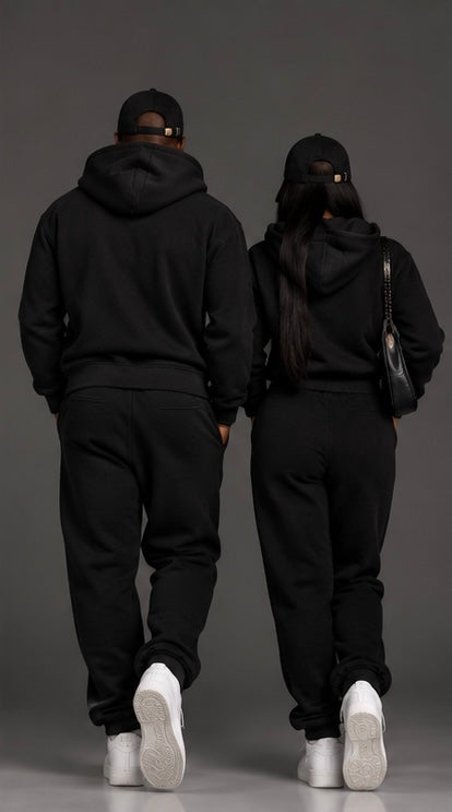 Ensemble noir IA ROYALE : sweat à capuche et jogging portés de dos