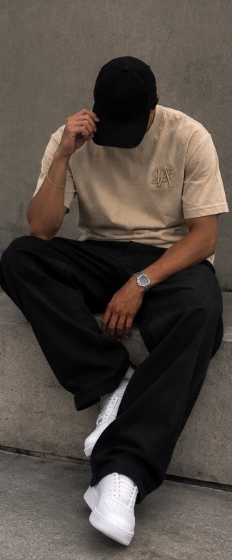 T-shirt beige IA ROYALE : porté en position assise, vue de trois quarts