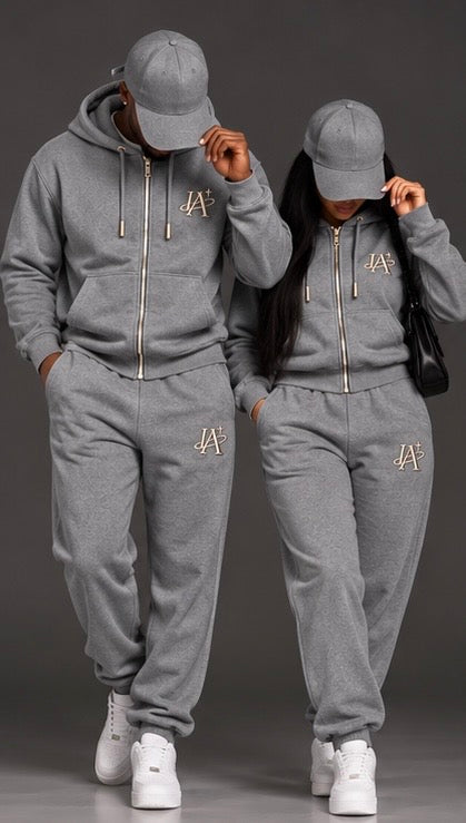 Ensemble gris IA ROYALE : sweat à capuche et jogging portés de face