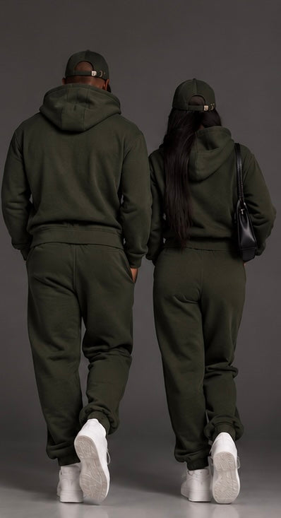Ensemble vert IA ROYALE : sweat à capuche et jogging portés de dos