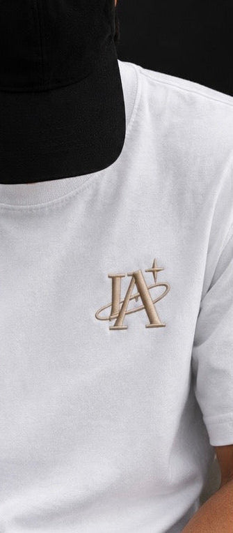 T-shirt blanc IA ROYALE : détail du logo sur la poitrine
