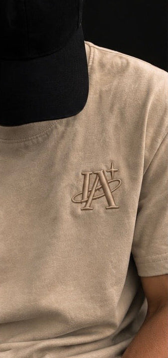 T-shirt beige IA ROYALE : détail du logo sur la poitrine