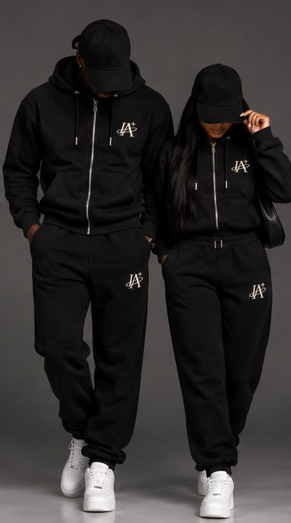 Ensemble noir IA ROYALE : sweat à capuche et jogging portés de face