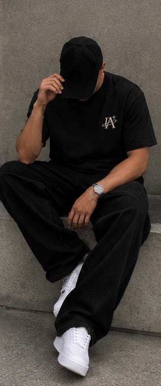 T-shirt noir IA ROYALE : porté de trois quarts