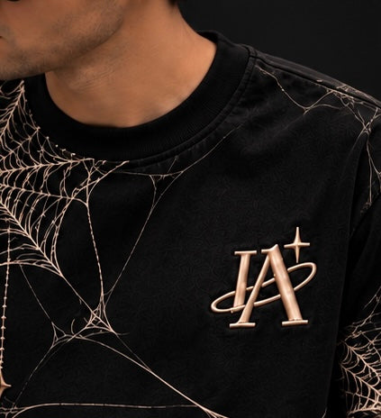 T-shirt Toile d'araignée IA ROYALE : détail du logo sur la poitrine