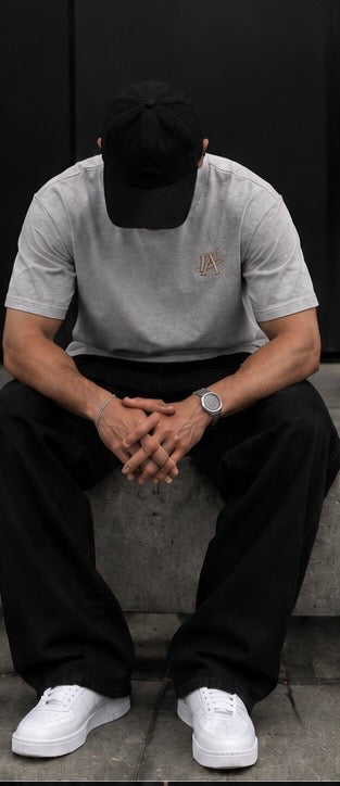 T-shirt gris IA ROYALE : porté en position assise, vue rapprochée
