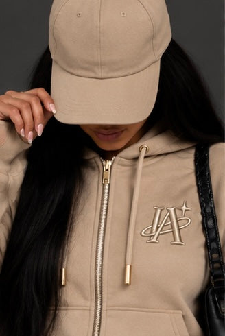 Ensemble beige IA ROYALE : sweat à capuche porté de face