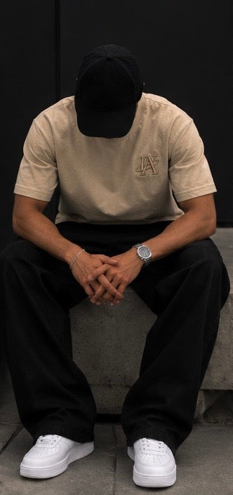 T-shirt beige IA ROYALE : porté en position assise