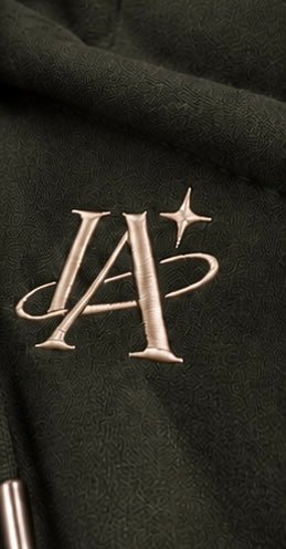Ensemble vert IA ROYALE : détail du logo sur le sweat