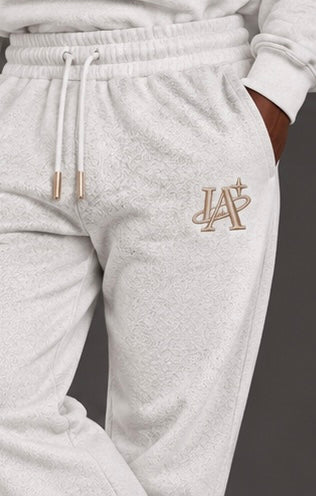 Ensemble blanc IA ROYALE : détail de la taille et du logo du jogging