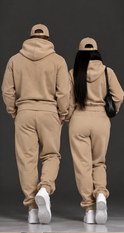 Ensemble beige IA ROYALE : sweat à capuche et jogging portés de dos
