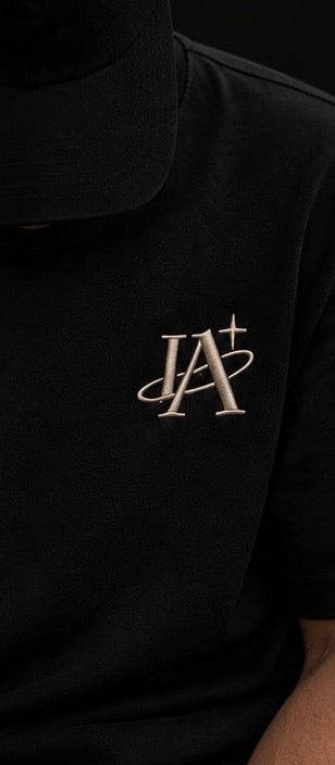 T-shirt noir IA ROYALE : détail du logo sur la poitrine