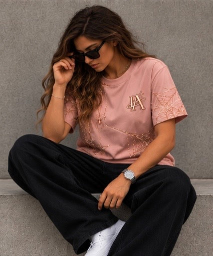 T-shirt Spider rose IA ROYALE : porté en position assise