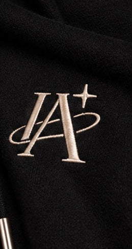 Ensemble noir IA ROYALE : détail du logo sur le sweat