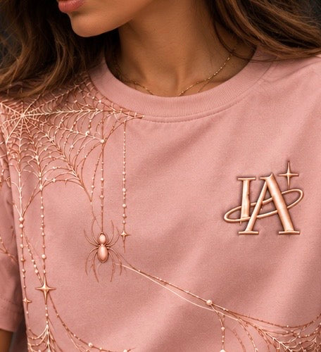 T-shirt Spider rose IA ROYALE : détail du logo sur la poitrine