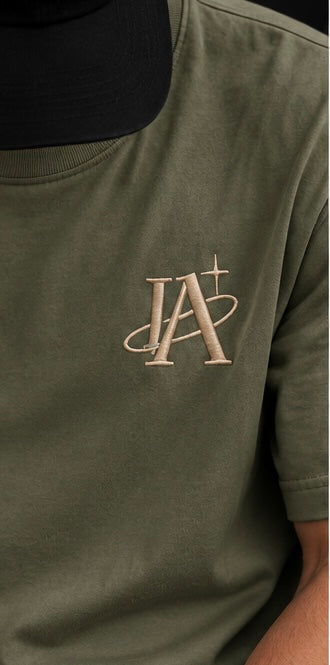 T-shirt vert IA ROYALE : détail du logo sur la poitrine