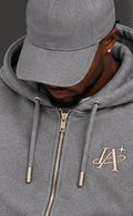 Ensemble gris IA ROYALE : détail du sweat à capuche et du logo