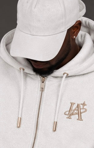 Ensemble blanc IA ROYALE : détail du sweat à capuche et du logo