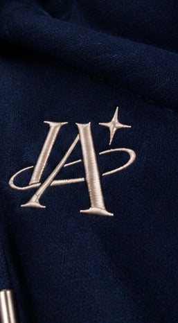 Ensemble bleu IA ROYALE : détail du logo sur le sweat