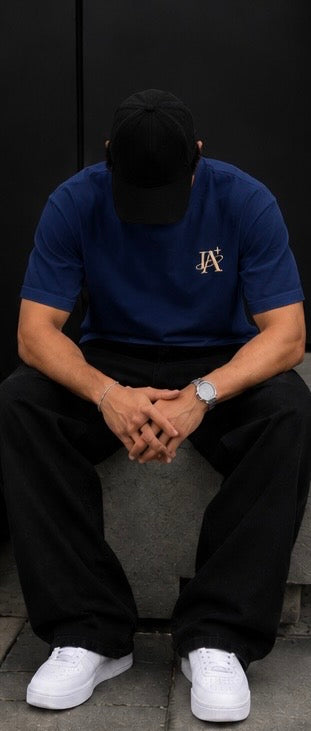 T-shirt bleu IA ROYALE : porté en position assise, vue rapprochée
