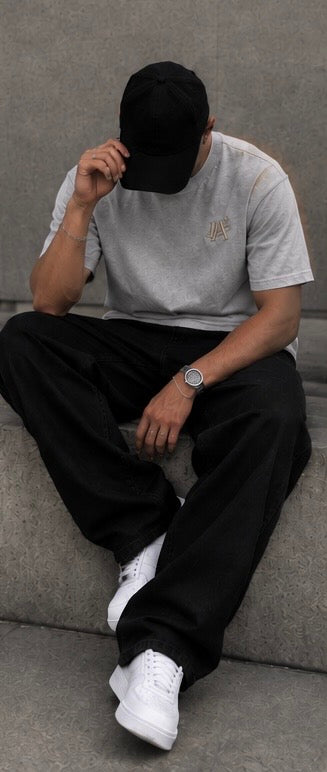 T-shirt gris IA ROYALE : porté en position assise