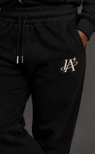 Ensemble noir IA ROYALE : détail de la taille et du logo du jogging