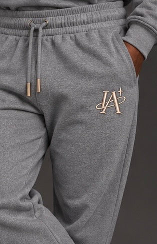 Ensemble gris IA ROYALE : détail de la taille et du logo du jogging