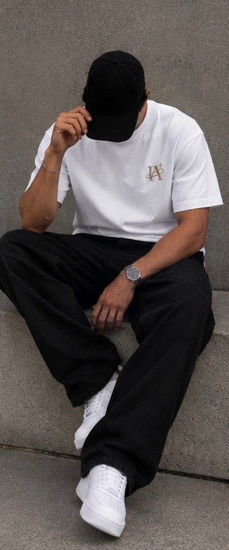 T-shirt blanc IA ROYALE : porté en position assise, vue rapprochée