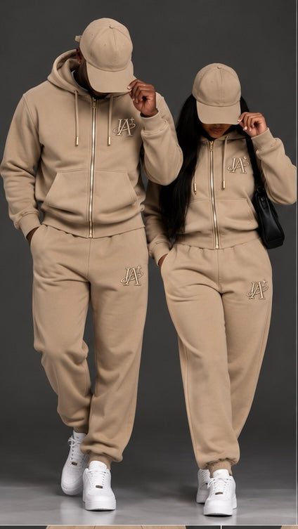 Ensemble beige IA ROYALE : sweat à capuche et jogging portés de face