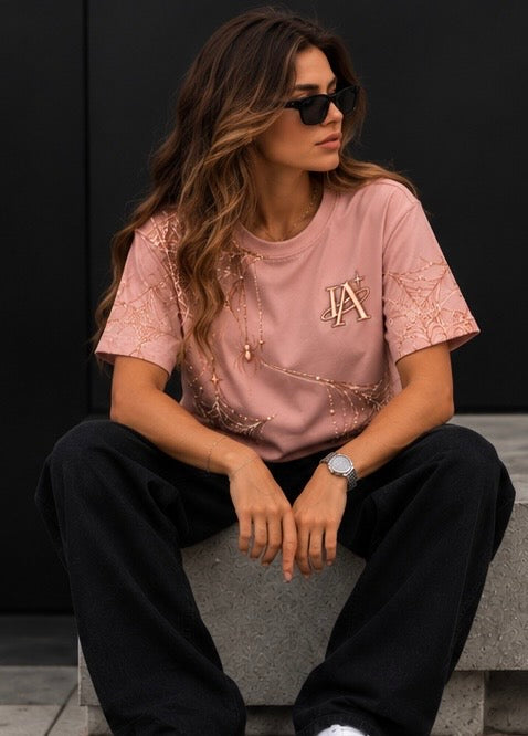 T-shirt Spider rose IA ROYALE : porté en position assise, vue rapprochée