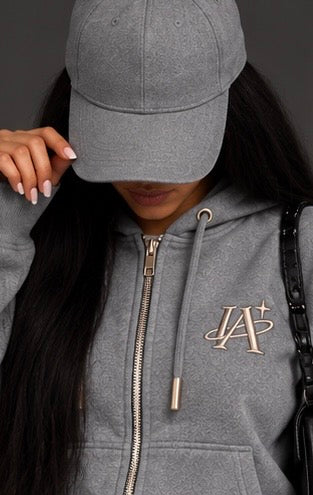 Ensemble gris IA ROYALE : sweat à capuche porté de face