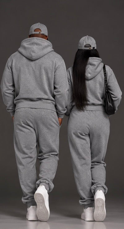 Ensemble gris IA ROYALE : sweat à capuche et jogging portés de dos