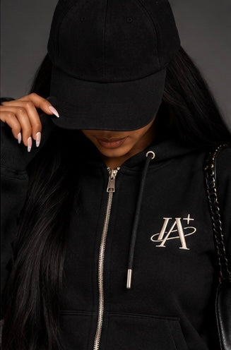 Ensemble noir IA ROYALE : sweat à capuche porté de face