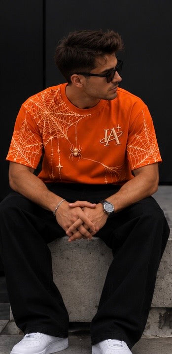 T-shirt Spider orange IA ROYALE : porté en position assise, vue rapprochée