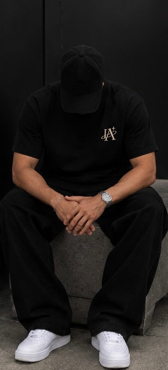 T-shirt noir IA ROYALE : porté en position assise