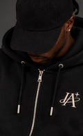 Ensemble noir IA ROYALE : détail du sweat à capuche et du logo