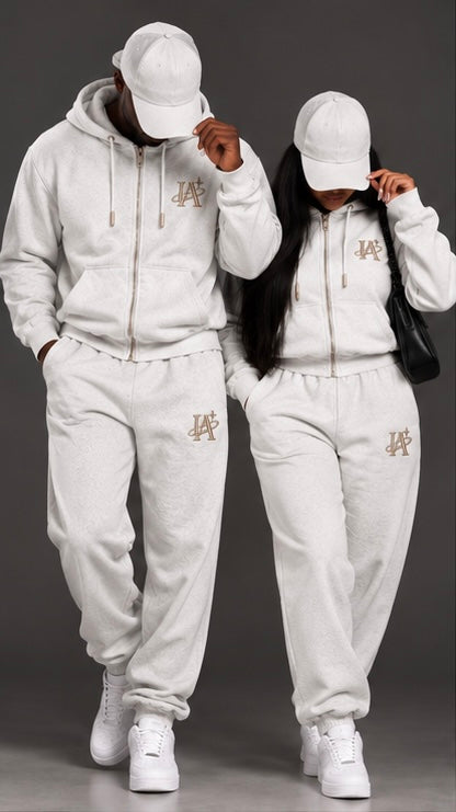 Ensemble blanc IA ROYALE : sweat à capuche et jogging portés de face