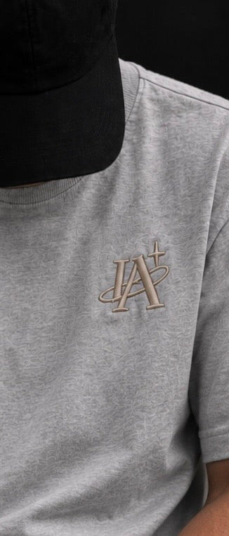 T-shirt gris IA ROYALE : détail du logo sur la poitrine