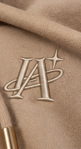 Ensemble beige IA ROYALE : détail du logo sur le sweat