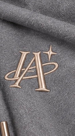 Ensemble gris IA ROYALE : détail du logo sur le sweat