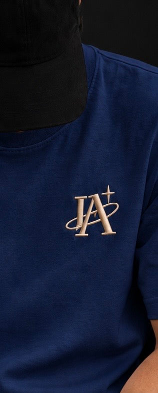 T-shirt bleu IA ROYALE : détail du logo sur la poitrine