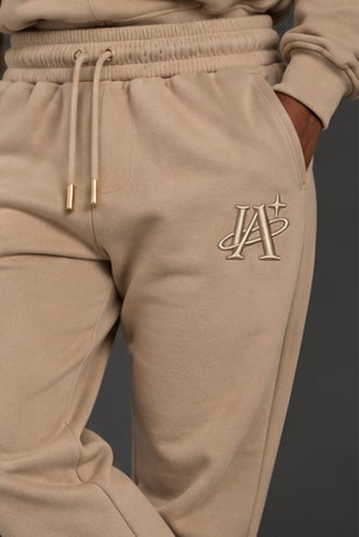 Ensemble beige IA ROYALE : détail de la taille et du logo du jogging